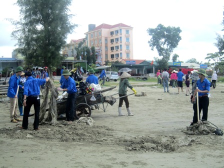Đoàn viên thanh niên TP Móng Cái thường xuyên tổ chức thu gom rác thải, đảm bảo giữ gìn môi trường bãi biển Trà Cổ.