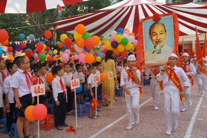 Lễ diễu hành đón học sinh tựu trường