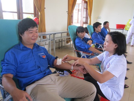 Đoàn viên thanh niên tham gia hiến máu nhân đạo