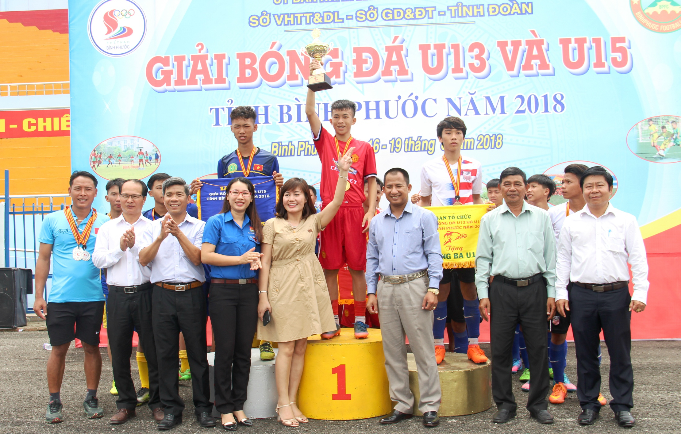 Ban Tổ chức trao cúp cho đội vô địch U15 - thị xã Phước Long