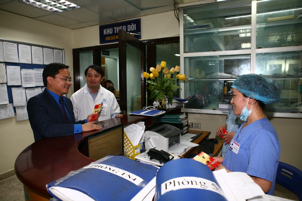 Đồng chí Nguyễn Anh Tuấn, Bí thư Trung ương Đoàn, thăm hỏi động viên các y bác sỹ tại khoa Cấp cứu - Chống độc 