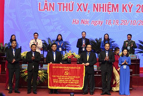 Bí thư Thành ủy Hà Nội Hoàng Trung Hải tặng Bức trướng cho tuổi trẻ Thủ đô tại Đại hội