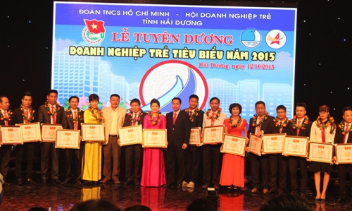 Lãnh đạo Hội Doanh nhân trẻ Việt Nam và Lãnh đạo Tỉnh đoàn tặng Bằng khen cho Doanh nhân trẻ tiêu biểu
