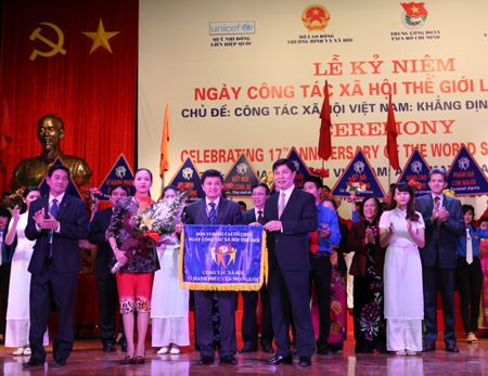 , Ban tổ chức cũng trao biểu trưng quyền đăng cai tổ chức Lễ kỷ niệm ngày Công tác xã hội thế giới lần thứ 17 cho Học viện Thanh thiếu niên Việt Nam. Các vị khách mời đến tham dự buổi lễ