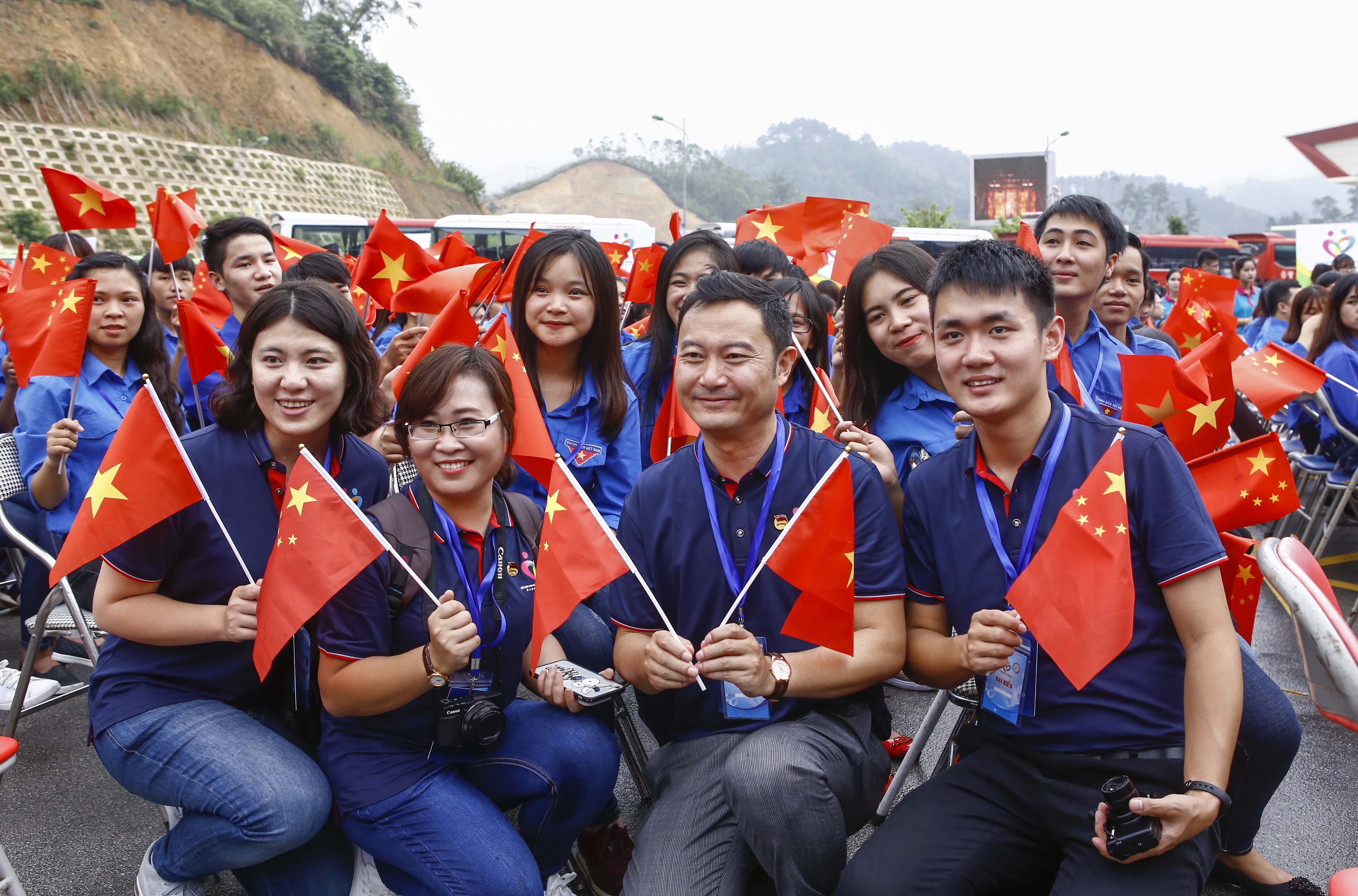 Đại biểu thanh niên 2 nước Việt Nam - Trung Quốc chụp ảnh lưu niệm 