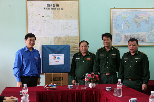 Đồng chí Lê Quốc Phong, Bí thư thư nhất TƯ Đoàn tặng quà cho chiến sỹ đồn Biên phòng Chi