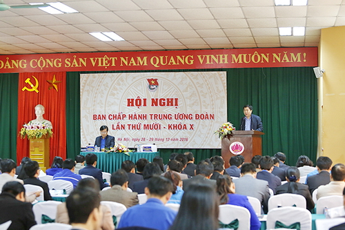 Đồng chí Nguyễn Mạnh Dũng - Bí thư thường trực BCH Trung ương Đoàn trình bày tổng hợp ý kiến của Ban Thường vụ Trung ương Đoàn về các nội dung 