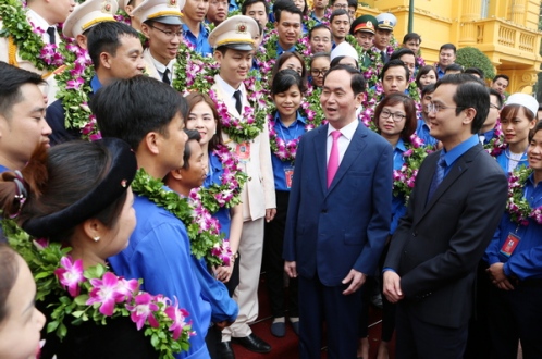 Chủ tịch nước Trần Đại Quang trao đổi với các đại biểu nhận tuyên dương giải thưởng Lý Tự Trọng
