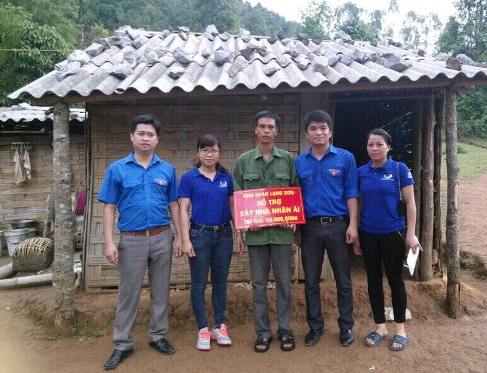 Hỗ trợ xóa nhà dột nát cho hộ gia đình tại xã Xuân Mai, huyện Văn Quan