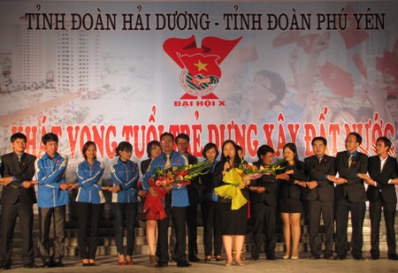 Hai đoàn Đại biểu Phú Yên và Hải Dương dự Đại hội Đại biểu Đoàn TNCS Hồ Chí Minh lần thứ X ra mắt tại chương trình