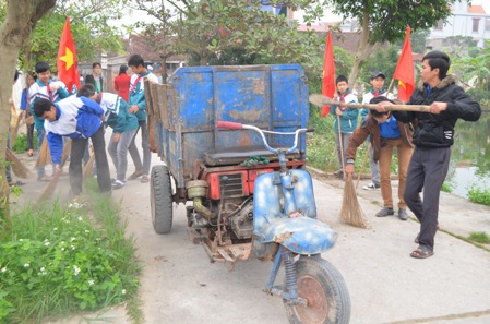  Đoàn viên thanh niên xã Thành Công huyện Khoái Châu (tỉnh Hưng Yên) ra quân dọn vệ sinh môi trường.