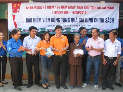 Ban tổ chức tặng quà cho Mẹ Việt Nam anh hùng và các gia đình chính sách