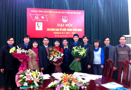 Các đại biểu tặng hoa chúc mừng BCH chi Đoàn ra mắt tại Đại hội