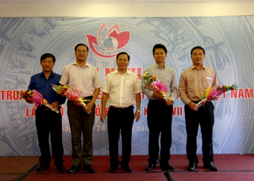 Anh Nguyễn Phi Long, Bí thư Trung ương Đoàn, Chủ tịch Trung ương Hội LHTN Việt Nam tặng hoa chúc mừng các anh được chuyển cương vị công tác mới.