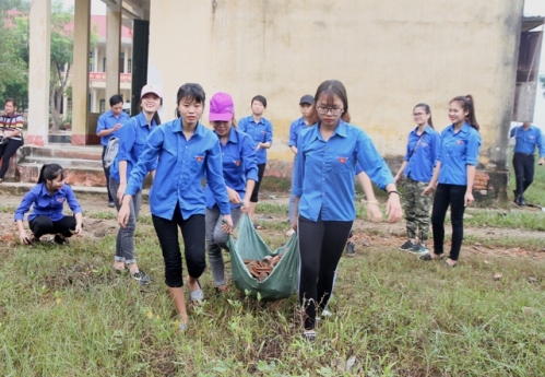  ĐVTN dọn dẹp vệ sinh tại trường tiểu học Tế Nông, huyện Nông Cống
