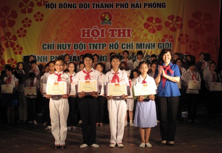 Đồng chí Hoàng Tú Anh - Phó Chủ tịch Hội đồng Đội Trung ương, Giám đốc Trung tâm hỗ trợ phát triển thiếu nhi Việt Nam trao giải cho các em có thành tích xuất sắc tham gia Hội thi