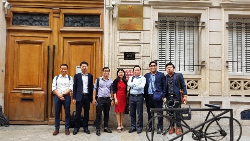 Sáng ngày 20/8, đoàn công tác Trung ương Đoàn cùng đại diện Hội sinh viên Việt Nam tại Pháp có mặt tại Đại sứ quán Việt Nam tại Pháp.