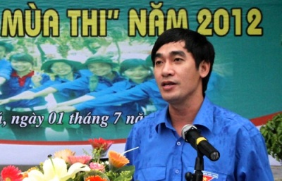 Đ/c Nguyễn Ngọc Tiến - Phó Bí thư Thường trực Tỉnh Đoàn phát biểu tại lễ ra quân tiếp sức mùa thi 2012