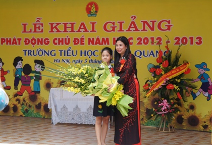 Bạn Hà Phương tặng hoa cho cô giáo Nguyễn Thị Thu Hương- Hiệu trưởng Nhà trường