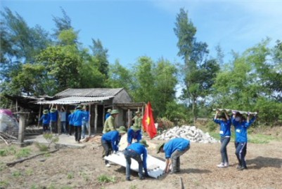 ĐVTN huyện Cẩm Xuyên tình nguyện làm nhà giúp  dân