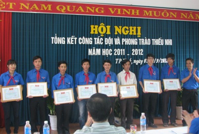 Đồng chí Nguyễn Chí Quang - Bí thư Tỉnh Đoàn trao  tặng bằng khen cho các cá nhân, tập thể đạt thành tích xuất sắc