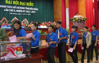 Đại biểu bỏ phiếu bầu BCH Tỉnh đoàn Đắk Nông nhiệm kỳ 2012 - 2017