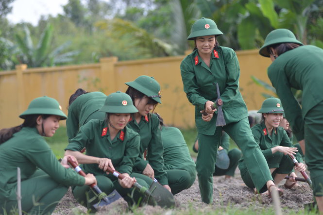 Nữ tân binh trong giờ tăng gia sản xuất - Ảnh: Duyên Phan