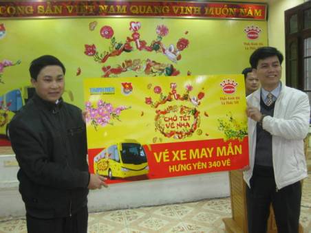 Đ/c Nguyễn Văn Đoàn – Bí thư tỉnh Đoàn Hưng Yên (bên trái) nhận vé xe