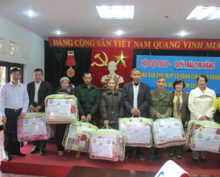  Đ/c Lê Ngọc Linh - Phó Bí thư Tỉnh Đoàn (ngoài cùng bên trái) trao tặng các suất quà cho các bác Hội viên TNXP