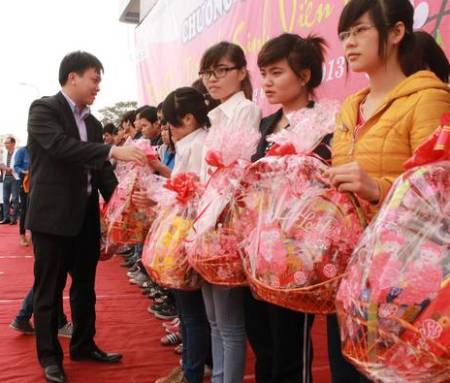 Đồng chí Doãn Hồng Hà - Ủy viên Ban Chấp hành Trung ương Đoàn, Phó ban Thanh niên trường học Trung ương Đoàn trao tặng quà Tết cho sinh viên
