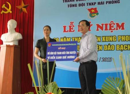 Trung ương Đoàn TNCS Hồ Chí Minh đã trao hỗ trợ mô hình “Đội thanh niên tình nguyện vì biển xanh quê hương” cho Liên đội Thanh niên xung phong Bạch Long Vỹ