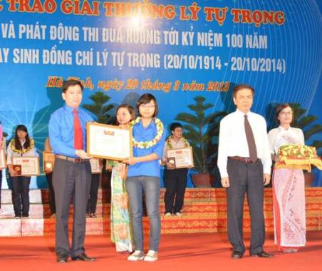  Đ/c Nguyễn Long Hải – Bí thư Trung ương Đoàn TNCS Hồ Chí Minh trao giải thưởng Lý Tự Trọng  cho các học sinh xuất sắc 