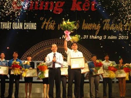 Đồng chí Trịnh Văn Chiến - Phó Bí thư Tỉnh ủy, Chủ tịch UBND tỉnh trao giải nhất cho tiết mục "Đường về Thanh Hóa" của đơn vị huyện Nga Sơn