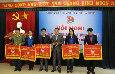 Đồng chí Trần Quang Tường - Bí thư Thành đoàn trao tặng cờ thi đua xuất sắc cho các đơn vị trong Tháng Thanh niên