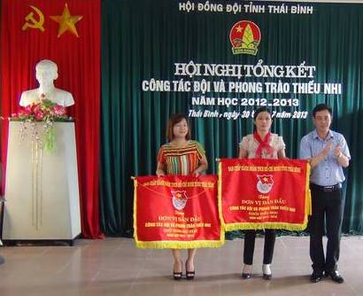 Đ/c Nguyễn Văn Huy - UV BCH Trung ương Đoàn, Bí thư Tỉnh đoàn trao tặng cờ cho 2 đơn vị dẫn đầu trong công tác Đội và phong trào thiếu nhi năm học 2012 - 2013