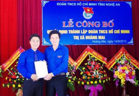 Đ/c Nguyễn Đình Hùng trao quyết định thành lập Đoàn TNCS Hồ Chí Minh Thị xã Hoàng Mai