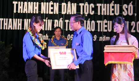 Đ/c Phan Văn Mãi tặng Bằng khen và vòng nguyện quế vinh danh thanh niên dân tộc thiểu số, thanh niên tín đồ tôn giáo tiêu biểu năm 2013