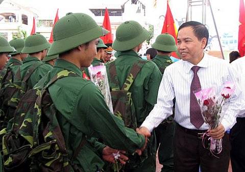 Đồng chí Dương Ngọc Long - Phó Bí thư Tỉnh ủy, Chủ tịch UBND tỉnh tặng hoa tân binh trước khi lên đường nhập ngũ