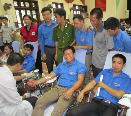 Đoàn viên, thanh niên tích cực tham gia hiến máu tình nguyện