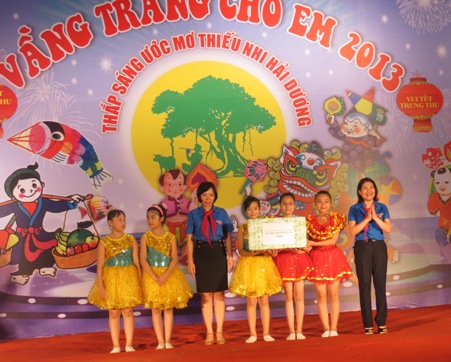 Đ/c Nguyễn Thị Hà, Bí thư BCH Trung ương Đoàn, Chủ tịch Hội Đồng đội Trung ương tặng quà cho các em thiếu nhi 