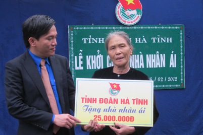 Đc Nguyễn Xuân Hùng - Bí thư Tỉnh Đoàn tặng nhà Nhân ái cho gia đình bà Nguyễn Thị Đông