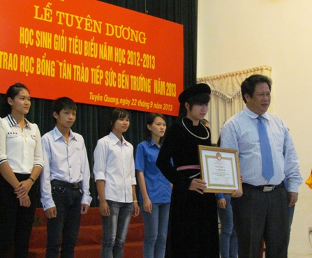  Đ/c Nguyễn Sáng Vang- Bí thư Tỉnh ủy trao giấy khen và học bổng "Tân Trào tiếp sức đến trường" cho các tân sinh viên