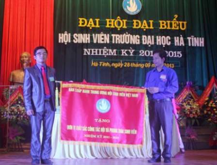 Đ/c Dương Hoàng Vũ - Ủy viên Ban Thư ký TW Hội Sinh viên Việt Nam trao tặng Cờ thi đua xuất sắc cho Hội sinh viên Trường Đại học Hà Tĩnh