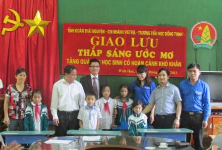 Các đồng chí lãnh đạo tặng bàn học cho 5 em học sinh