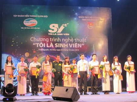Đ/c Nguyễn Long Hải – Bí thư BCH Trung ương Đoàn và lãnh đạo Tập đoàn Viettel trao chứng nhận “Sinh viên 5 tốt” cấp tỉnh cho sinh viên xuất sắc