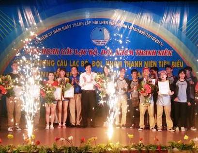 Đ/c Nguyễn Đình Hùng – Bí thư Tỉnh đoàn trao giải cho nhóm Punky Begin đến từ Hội LHTN TP Vinh