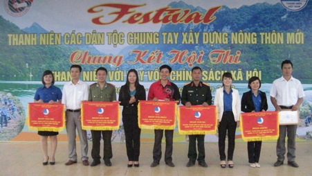 Ban Tổ chức trao giải toàn đoàn tại festival thanh niên các dân tộc chung tay xây dựng nông thôn mới năm 2013