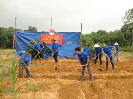 Đoàn xã Gia Hanh tổ chức sản xuất trên “Vườn mẫu thanh niên”