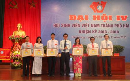Đồng chí Bùi Quang Huy - Ủy viên Ban Thường vụ Trung ương Đoàn, Phó Chủ tịch thường trực Hội Sinh viên Việt Nam tặng bằng khen cho các cá nhân có thành tích xuất sắc