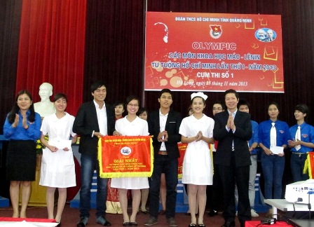 Đồng chí Vũ Thành Long- Phó trưởng Ban Dân vận Tỉnh ủy; Nguyễn Thị Thu Hà- Phó Bí thư Thường trực tỉnh Đoàn trao giải nhất cho đội Cao đẳng Y tế Quảng Ninh.
